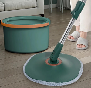 Mop rotativ rotund DreamRamp verde cu găleată, în utilizare pe parchet