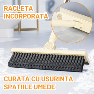 Perie DreamRamp cu racletă încorporată, curățând spații umede în baie