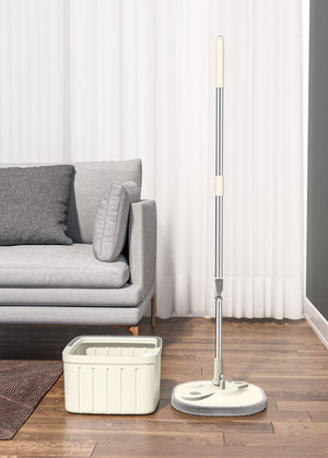 Tijă de prelungire DreamRamp montată pe mop, lângă găleata pătrată
